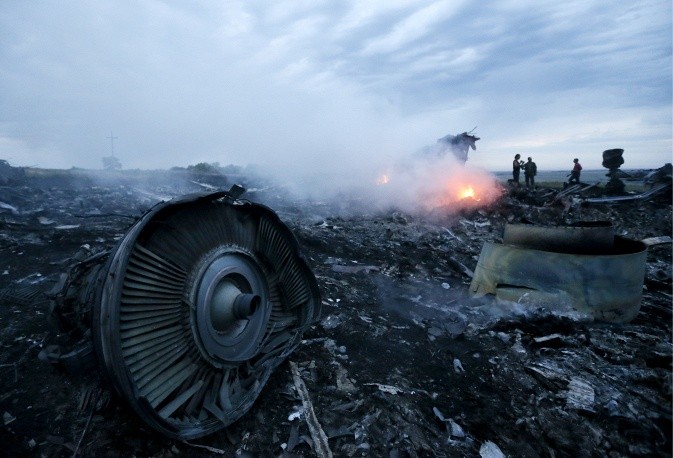 Vào ngày 17/7/2014, một máy bay của Malaysia Airlines trong chuyến bay MH17 đang di chuyển từ Amsterdam tới Kuala Lumpur đã bị bắn rơi xuống tỉnh Donetsk, miền đông Ukraine, làm toàn bộ 298 hành khách và phi hành đoàn thiệt mạng. Ảnh: Hiện trường tàn khốc vụ thảm kịch MH17.